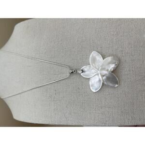 Mother of Pearl White Flower Pendant Necklace
